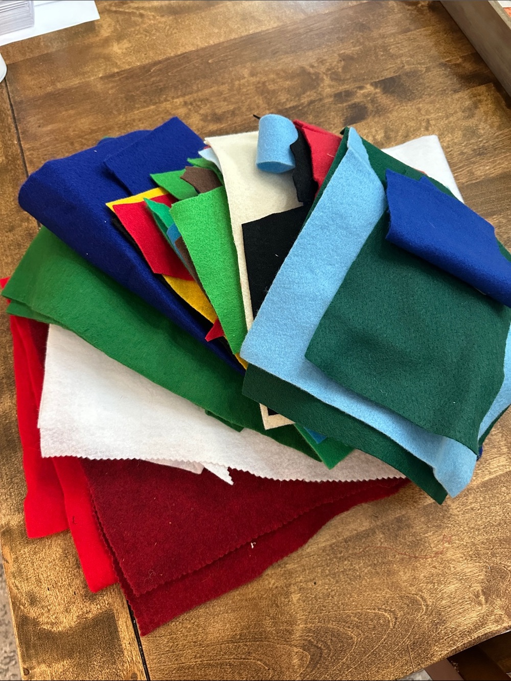 Assorted scrapes of felt - Picture 2 of 2